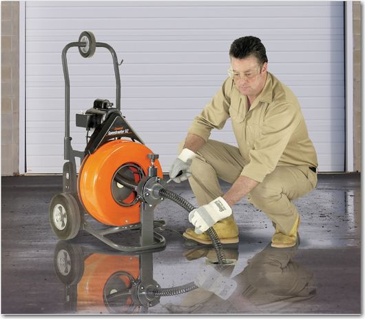 Técnico con máquina destapadora profesional
