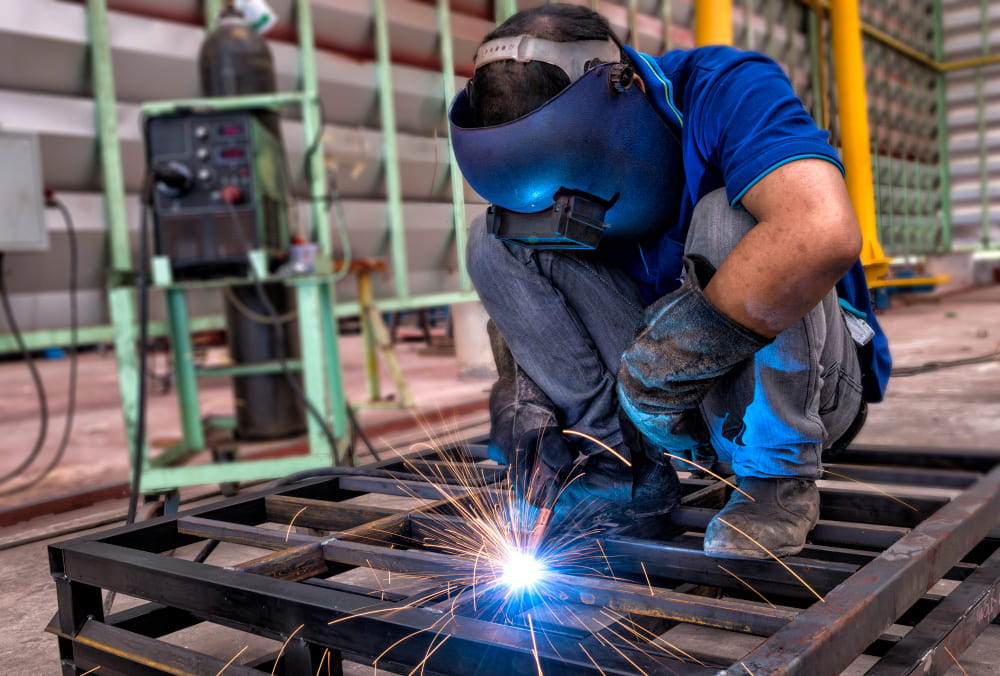 Técnico profesional realizando soldaduras